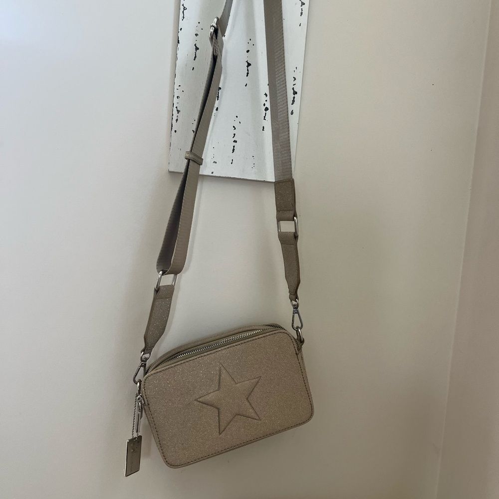 VINTAGE HAVANA Gold Metallic Star Crossbody Bag; NWOT! Perfect Size
8x5x3 inches - Picture 5 of 9